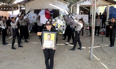 Beri-Penghormatan-Terakhir,-Kapolres-Belu,-AKBP-I-Gede-Eka-Putra-Astawa-Pimpin-Upacara-Pemakaman-AIPDA-Ernesto-Da-Costa-Miguel