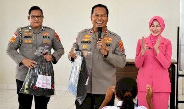 Kapolda-NTT-Nyalakan-Semangat-Belajar-100-Siswa-SRM-19-Naibonat,-Wujudkan-Visi-Prabowo-untuk-Pendidikan-Indonesia-Unggul