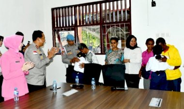 Kapolda-NTT-Beri-Kejutan-Haru,-Pertemukan-Dua-Siswa-SMR-19-dengan-Orang-Tua-Mereka