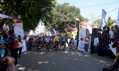 Dari-Atambua-Hingga-Perbatasan-Malaka,-Ratusan-Personel-Polres-Belu-Kawal-dan-Amankan-Etape-3-Tour-de-EnTeTe-2025