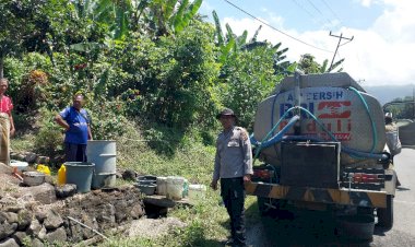 Polres-Nagekeo-Polda-NTT-Distribusikan-Air-Bersih-Bagi-Warga-Terdampak-Banjir-di-Kecamatan-Mauponggo