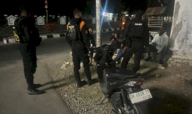 Jauhi-Nongkrong-Sambil-Mengkosumsi-Miras,-Imbau-Tim-Perintis-Polres-Belu-ke-Masyarakat-Saat-Gelar-Patroli-Dialogis