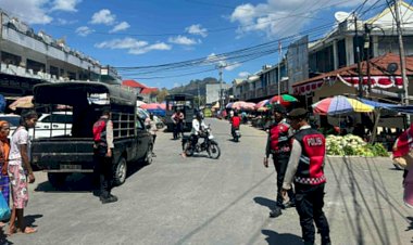 Sambil-Urai-Kemacetan,-Tim-Perintis-Polres-Belu-Tidak-Bosan-Ajak-Masyarakat-Pasar-Baru-Lapor-Polisi-Bila-Temukan-Premanisme