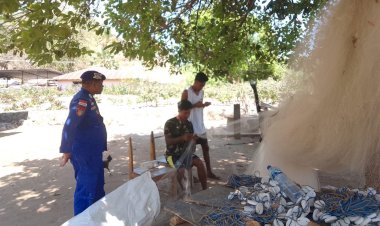 Alat-Keselamatan-Wajib-Dibawa-saat-Melaut,-Imbau-Personel-Sat-Polairud-Polres-Belu-saat-Temui-Nelayan-di-Pesisir-Pantai-Berluli