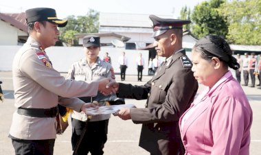 Wujud-Penghargaan,-Kapolres-Belu-Pimpin-Wisuda-Purna-Bakti-Aipda-Purnawirawan-Marciano-Alves