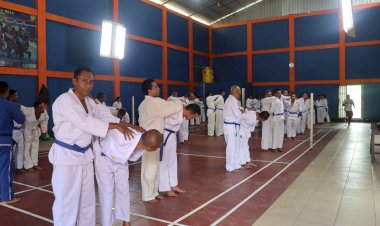 Diusulkan-Naik-Pangkat-Tahun-Depan,-59-Personel-Polres-Belu-dan-Brimob-Kompi-1-Yon-A-Pelopor-Ikut-Ujian-Bela-Diri-Polri