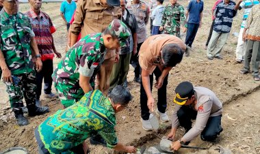 Dukung-Program-Presiden-RI-Bangkitkan-Ekonomi-Masyarakat,-Kapolres-Belu-ikut-Peletakan-Batu-Pertama-Gerai-Koperasi-Merah-Putih-di-Perbatasan