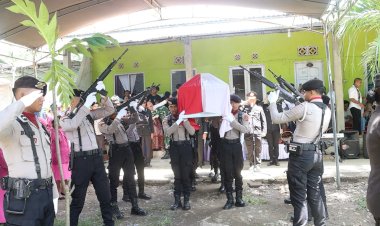 Lewat-Upacara-Kedinasan,-Wakapolres-Belu-Beserta-Staf-Beri-Penghormatan-Terakhir-untuk-Almarhum-Bripda-Yezer-Gerad-Ha’e,-Anggota-Polres-Matim