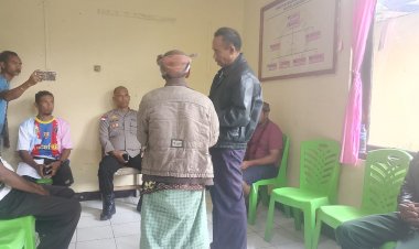 Bersama-Ketua-Suku-dan-Tokoh-Masyarakat,-Polsek-Lamaknen-Polres-Belu-Mediasi-Kasus-Perzinahan