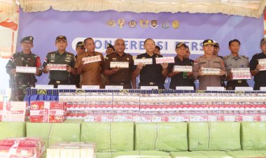 Wakapolres-Belu-Hadiri-Konferensi-Pers-Sinergi-Antar-Instansi-Gagalkan-Peredaran-11-Juta-Rokok-Ilegal-di-Wilayah-Tapal-Batas