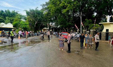 Ibadah-Minggu-Jelang-Natal-2025,-Personel-Ops-Lilin-Polres-Belu-Turun-ke-Gereja-Beri-Keamanan-dan-Kenyamanan-Umat-saat-Beribadah