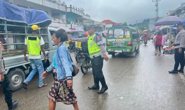 Beri-Rasa-Aman-dan-Nyaman-Masyarakat-Saat-Beraktivitas,-Personel-Pos-Pelayanan-Lilin-2025-Polres-Belu-Rutin-Atur-Lalu-Lintas-dan-Patroli-di-Kompleks-Pasar-Baru