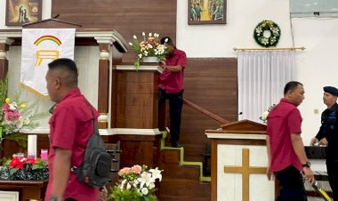 Pastikan-Tempat-Ibadah-Bebas-dari-Ancaman,-Polres-Belu-Dampingi-Tim-Gegana-Brimob-Lakukan-Sterilisasi-Jelang-Misa-Natal