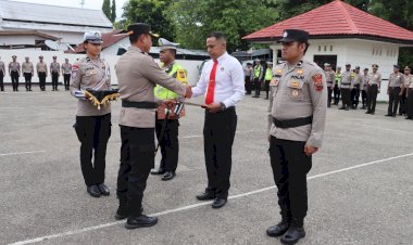 Kado-Manis-di-Tutup-Tahun-2025,-18-Personel-Polri-Terima-Penghargaan-dari-Kapolres-Belu-Atas-Kinerja-Luar-Biasa-di-Bidang-Tugasnya