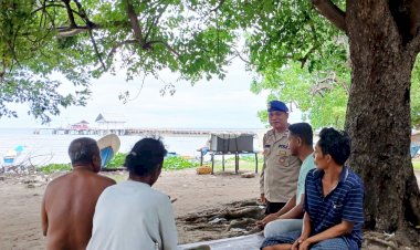 Sambang-di-Dermaga-Atapupu,-Personel-Sat-Polairud-Polres-Belu-Imbau-Nelayan-Urungkan-Niat-Melaut-Bila-Cuaca-sedang-Buruk