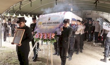 Lewat-Upacara-Kedinasan,-Kapolres-Belu-Beserta-Staf-dan-Bhayangkari-Beri-Penghormatan-Terakhir-untuk-Almarhum-AIPTU-Antoni-Pereira