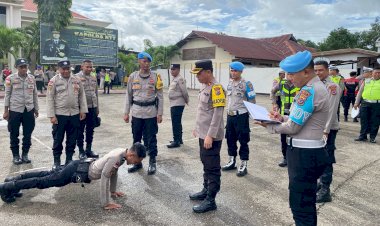 Uji-Disiplin-Anggota-di-Tengah-Gelaran-Ops-Keselamatan-2026,-Wakapolres-Belu-bersama-Propam-Cek-Sikap-Tampang-dan-Surat-surat