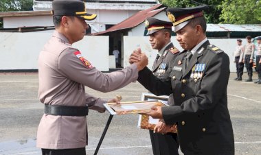 Apresiasi-atas-Jasa-dan-Pengabdian,-Kapolres-Belu-Lepas-Dua-Perwira-Terbaik-dalam-Upacara-Wisuda-Purna-Bakti