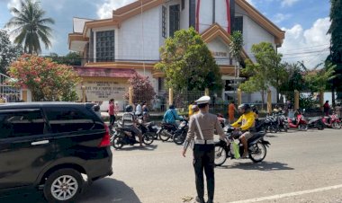 Jamin-Keamanan-Sekaligus-Cegah-Laka-Lantas,-Satuan-Lalu-Lintas-Polres-Belu-Setiap-Minggu-Rutin-Atur-Lalu-Lintas-di-Gereja