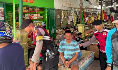 Patroli-Dialogis-di-Seputaran-Kota,-Tim-Perintis-Samapta-Polres-Belu-Tidak-Bosan-Ajak-Masyarakat-Jauhi-Perbuatan-Melanggar-Hukum