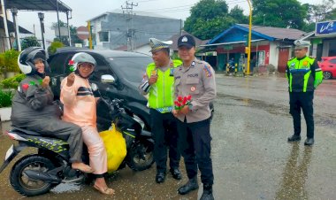 Tanda-Cinta-Polri-di-Hari-Valentine,--Personel-Ops-Keselamatan-Polres-Belu-Turun-ke-Jalan-Bagi-Bunga-ke-Pengendara