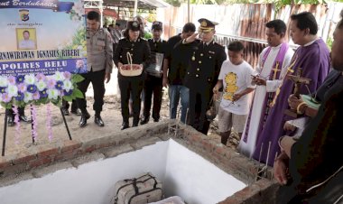 Lewat-Upacara-Kedinasan,-Wakapolres-Belu-Beserta-Staf-Beri-Penghormatan-Terakhir-untuk-Almarhum-ABRIP-Purn.-Ignasius-Riberu