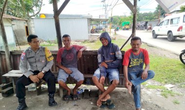Ngobrol-Santai-bersama-Warga-Binaannya,-Bhabinkamtibmas-Tulamalae-Polres-Belu-Ingatkan-Jaga-Kamtibmas-dan-Waspadai-Bencana-Alam