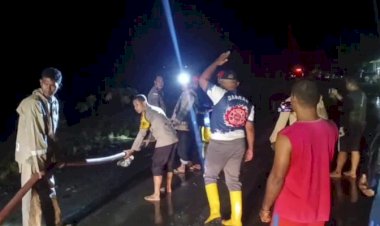 Akses-Menuju-Perbatasan-Lumpuh-Total,-Polsek-Tastim-Polres-Belu-bersama-BPBD-dan-Damkar-Berjibaku-Bersihkan-Jalan-yang-Tertimbun-Material-Banjir