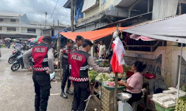 Patroli-Dialogis-di-Seputaran-Pasar-Baru,-Tim-Perintis-Samapta-Polres-Belu-Ajak-Masyarakat-Lapor-Polisi-Bila-Terjadi-Gangguan-Kamtibmas