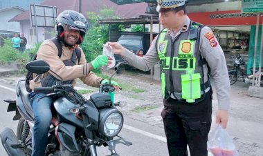 Indahnya-Kebersamaan-di-Bulan-Ramadan-1447-H,-Polres-Belu-Bagi-bagi-Takjil-ke-Pengendara-Jelang-Berbuka-Puasa