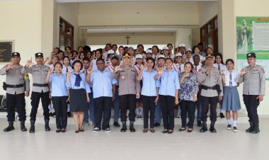 Hidup-di-Era-Digital,-Wakapolres-Belu-Imbau-Pelajar-SMA-St.Angela-Bijak-Bermedia-Sosial-dan-Tekankan-Soal-Bahaya-Bullying-terhadap-Masa-Depan