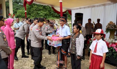 Kapolda-NTT-Berbagi-Tali-Asih-di-Peresmian-Pospol-Umbu-Ratu-Nggay-Barat,-Wujud-Semangat-“NTT-Penuh-Kasih”
