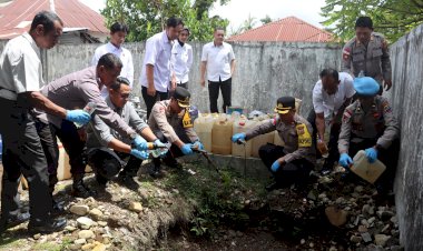 Jelang-Perayaan-Nyepi-dan-Idul-Fitri,-Polres-Belu-Gelar-Acara-Pemusnahan-Ribuan-Liter-Minuman-Keras-Hasil-Kegiatan-Rutin-yang-Ditingkatkan