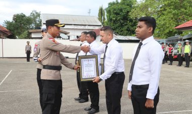 Gagalkan-Peredaran-11-Juta-Batang-Rokok-Ilegal-di-Wilayah-Tapal-Batas,-Empat-Personel-Sat-Intelkam-Terima-Penghargaan-dari-Kapolres-Belu