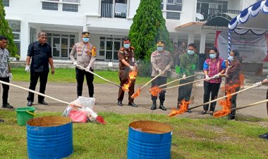 Wujud-Sinergi-Polri-dan-Kejaksaan-dalam-Penegakan-Hukum,-Wakapolres-Belu-Wakili-Kapolres-Hadiri-Pemusnahan-71-Barang-Bukti-Perkara-Pidana-yang-Telah-Inkracht