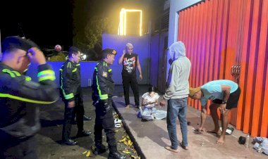 Stop-Nongkrong-hingga-Tengah-Malam-Sambil-Mengkosumsi-Miras,-Imbau-Tim-Perintis-Polres-Belu-ke-Muda-Mudi-Saat-Gelar-Patroli-Dialogis
