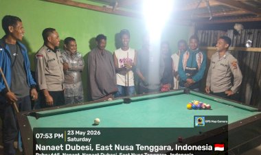 Turun-Menyapa-Warga-di-Malam-Hari,-Tim-Patroli-Pos-Laktutus-Polres-Belu-Imbau-Sekelompok-Pemuda-Jauhi-Judi-dan-Minuman-Keras
