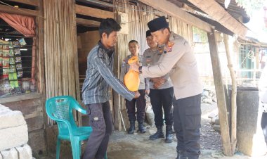 Rajut-Kebersamaan-di-Momen-Idul-Adha-1447-H,-Kapolres-Belu,-AKBP-I-Gede-Putra-Astawa-Salurkan-Daging-Kurban-dan-Beras-untuk-Kaum-Duafa-di-Desa-Manleten