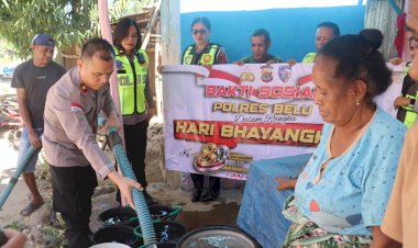 Baksos-Jelang-Hari-Bhayangkara-ke-80,-Wakapolres-Belu-Pimpin-Anggota-Salurkan-10-Ribu-Liter-Air-dan-Sembako-untuk-Warga-Tapal-Batas
