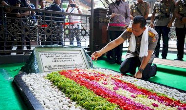 Kapolri-Kenang-Jejak-Reformasi-Gus-Dur-Melalui-Ziarah-di-Tebuireng-Jelang-Hari-Bhayangkara-ke-80