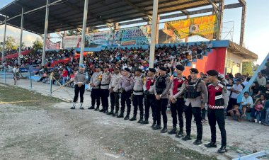 Jamin-Situasi-Kondusif,-Personel-Gabungan-Polres-Belu-Amankan-Laga-8-Besar-Turnamen-Sepak-Bola-Bupati-Belu-Cup-2026