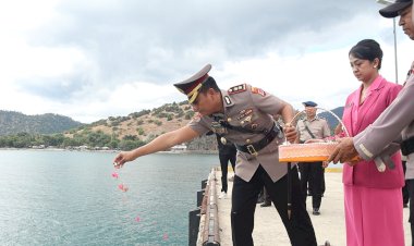 Hari-Bhayangkara-ke-80,-Polres-Belu-dan-Brimob-Tabur-Bunga-di-Perairan-Perbatasan-RI-Timor-Leste