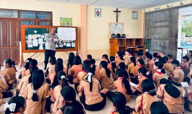 Latihan-Pramuka,Kanit-Bhabinkamtibmas-Polres-Belu,-AIPDA-Anton-Nesi-Ajari-Pelajar-SMP-Ursulin-Atambua