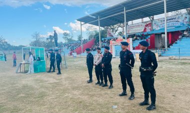 Terus-Jamin-Keamanan,-Personel-Gabungan-Polres-Belu-dan-Brimob-Amankan-Pertandingan-Terakhir-Babak-8-Besar-Turnamen-Sepak-Bola-Bupati-Belu-Cup-2026