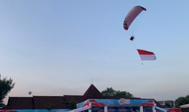 Aksi-Paralayang-Semarakkan-Peringatan-HUT-Ke-80-Bhayangkara-di-Satlat-Brimob-Cikeas