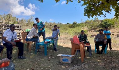 Rutin-Sambangi-Warga-Binaanya,-Upaya-Bhabinkamtibmas-Polres-Belu-dan-Babinsa-Ciptakan-Situasi-Aman-di-Wilayah-Manumutin