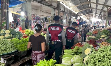 Patroli-Dialogis-di-Seputaran-Pasar-Baru,-Unit-Turjawali-Samapta-Polres-Belu-Ajak-Masyarakat-Lapor-Polisi-Bila-Terjadi-Gangguan-Kamtibmas