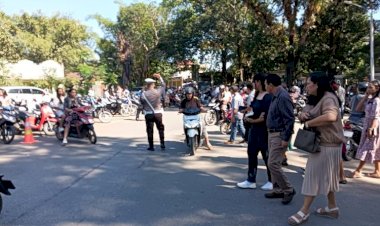 Rutinitas-Setiap-Akhir-Pekan,-Satuan-Lalu-Lintas-Polres-Belu-Atur-Lalu-Lintas-di-Gereja-Saat-Ibadah-Minggu