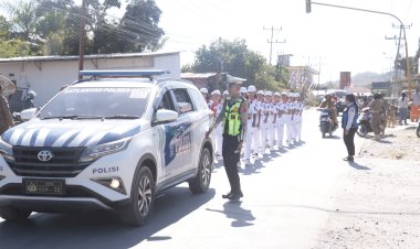 Ramai-Dibanjiri-Peserta-dan-Penonton,-Gerak-Jalan-8-KM-Sambut-HUT-RI-ke-81-Dijaga-dan-Dikawal-Ketat-Personel-Polres-Belu