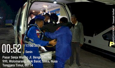 Bhabinkamtibmas-dan-Personel-Polairud-Polda-NTT-Evakuasi-Dua-Korban-Luka-Berat-Gempa-di-Palue-ke-RS-TC-Hillers-Maumere
